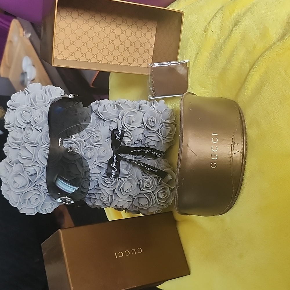 Gucci Sliver Logo Sunglasses with Box, Case and Cloth. NO Scracthes like New